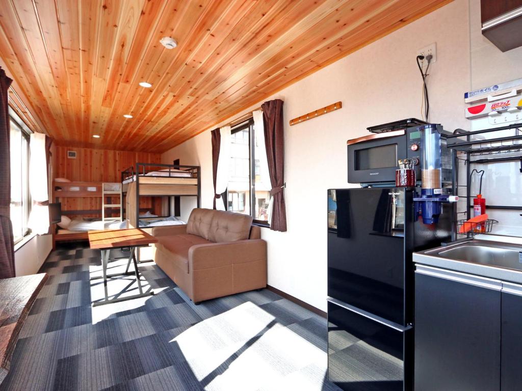 - une cuisine et un salon dans une petite maison dans l'établissement Sugakuso, à Yamanakako