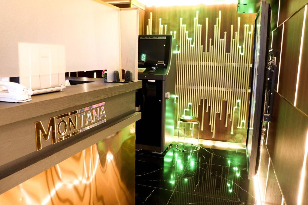 une pièce avec un comptoir avec un panneau indiquant maman dans l'établissement Ikebukuro Montana, à Tokyo