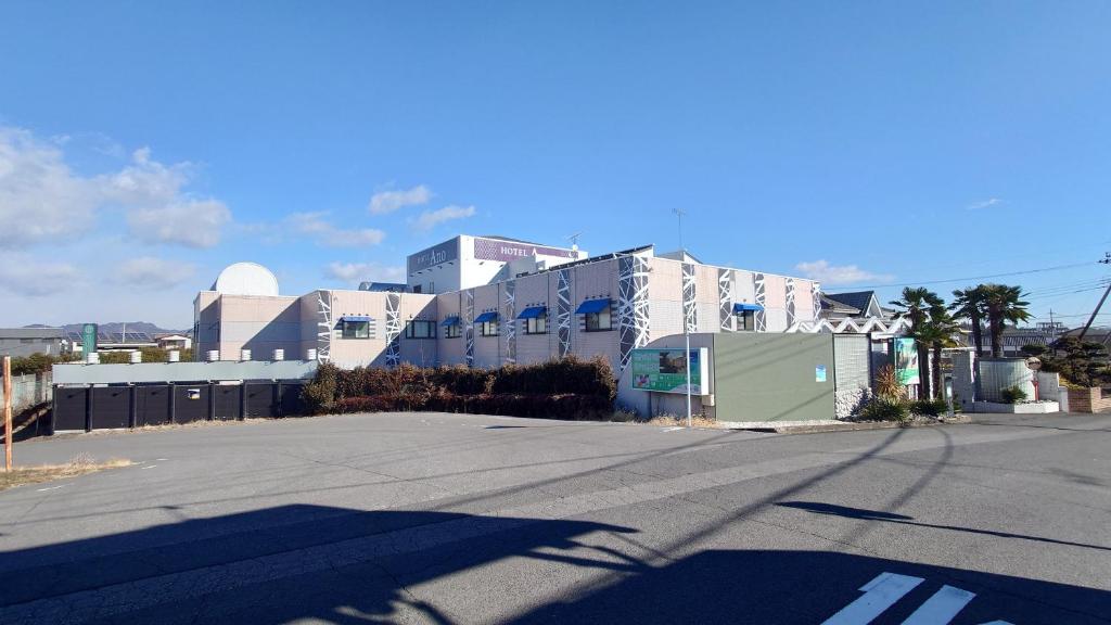 un parking vide devant un immeuble dans l'établissement ホテル Ano, à Kanuma