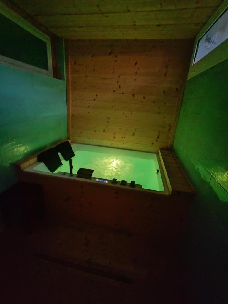 une petite pièce avec une baignoire avec un plafond vert dans l'établissement SUITTINA, exclusive - wellness - living, à Battipaglia