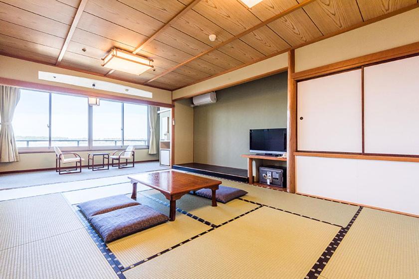 un salon avec une table et une télévision dans l'établissement Ooedo Onsen Monogatari Nagayama, à Kaga