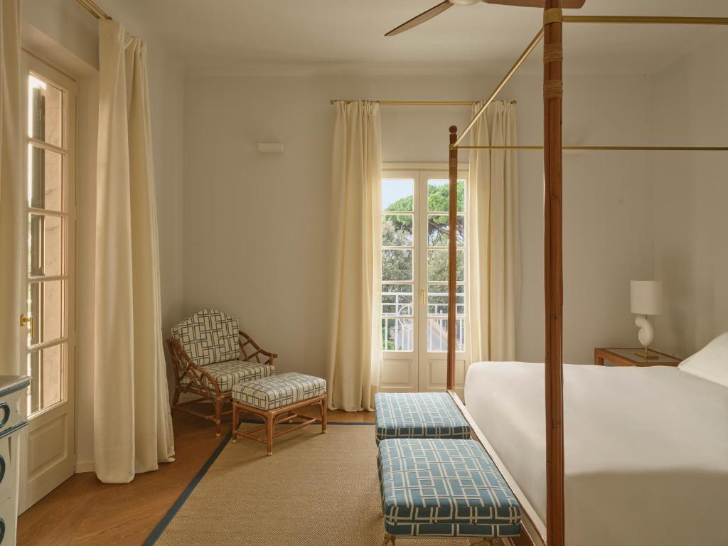 une chambre avec un lit, une chaise et une fenêtre dans l'établissement Pensione America - Adults only, à Forte dei Marmi 52 autres photos