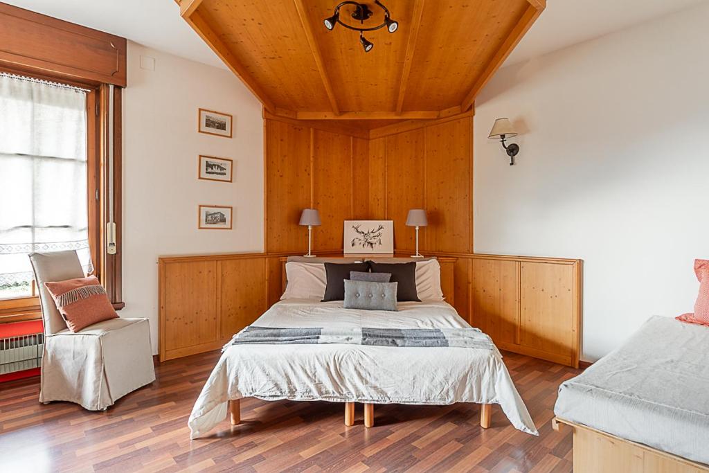 - une chambre avec un grand lit et un plafond en bois dans l'établissement Villa Mazzucco, à Ponte nellʼAlpi 86 autres photos