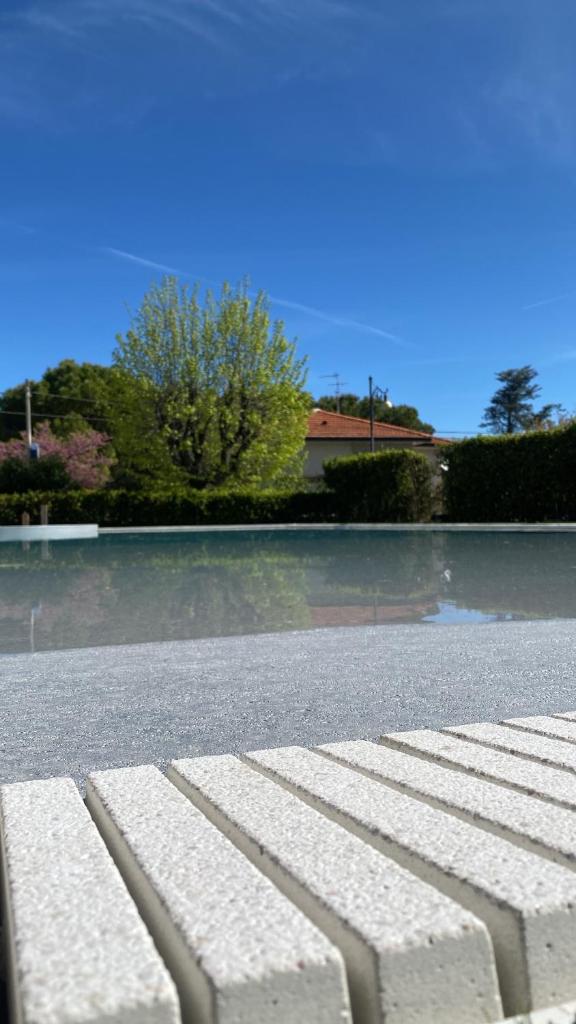 un banc blanc assis sur le côté d'une rue dans l'établissement Hotel Sangro, à Mozzagrogna 29 autres photos