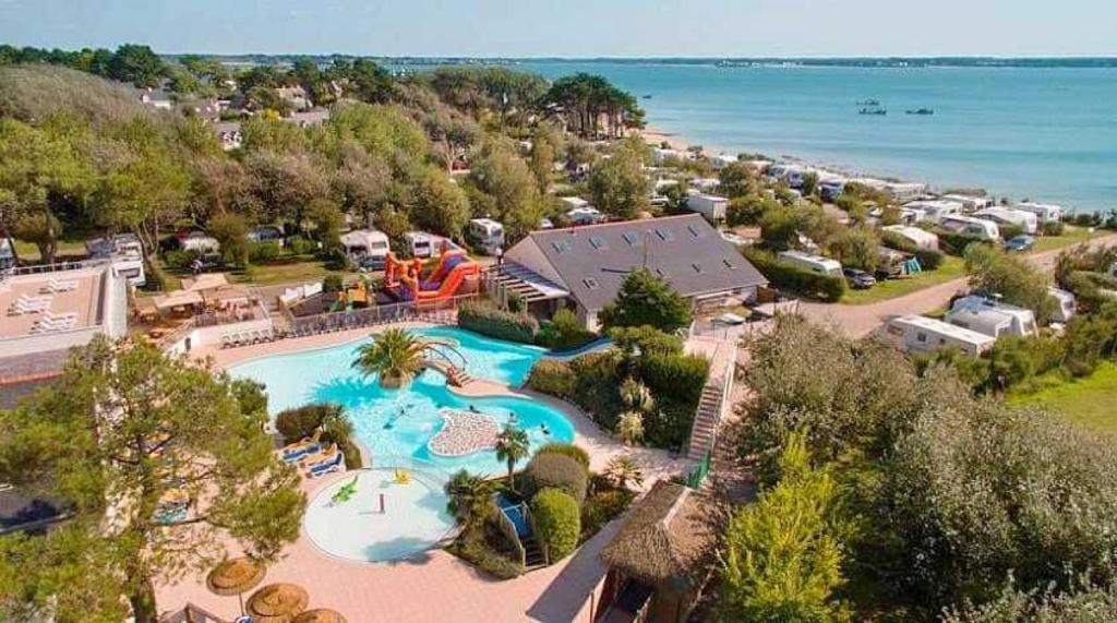 une vue aérienne d'un complexe avec piscine dans l'établissement Camping 5 étoiles - Parc aquatique - eeiaid, à Pénestin