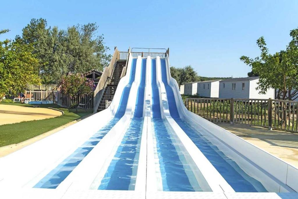 Photo de la galerie de l'établissement Camping 4 étoiles - Parc aquatique - eeibgf, à Gruissan 13 autres photos