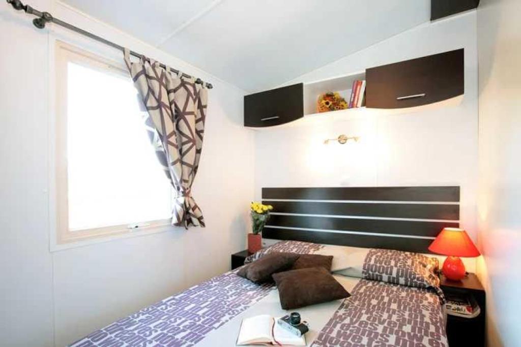 une chambre avec un grand lit et une fenêtre dans l'établissement Chalet 4 étoiles - Piscine - ef0cca, à Albi
