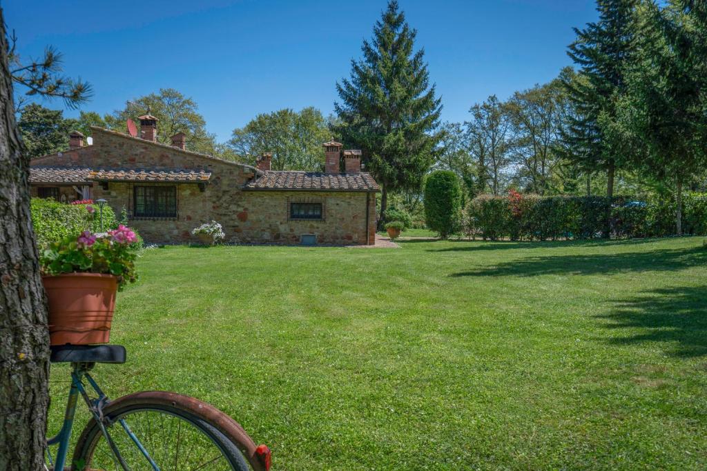 un vélo garé devant une maison dans l'établissement Grace Home, Pool, Wifi, Gambassi Terme, à Gambassi Terme