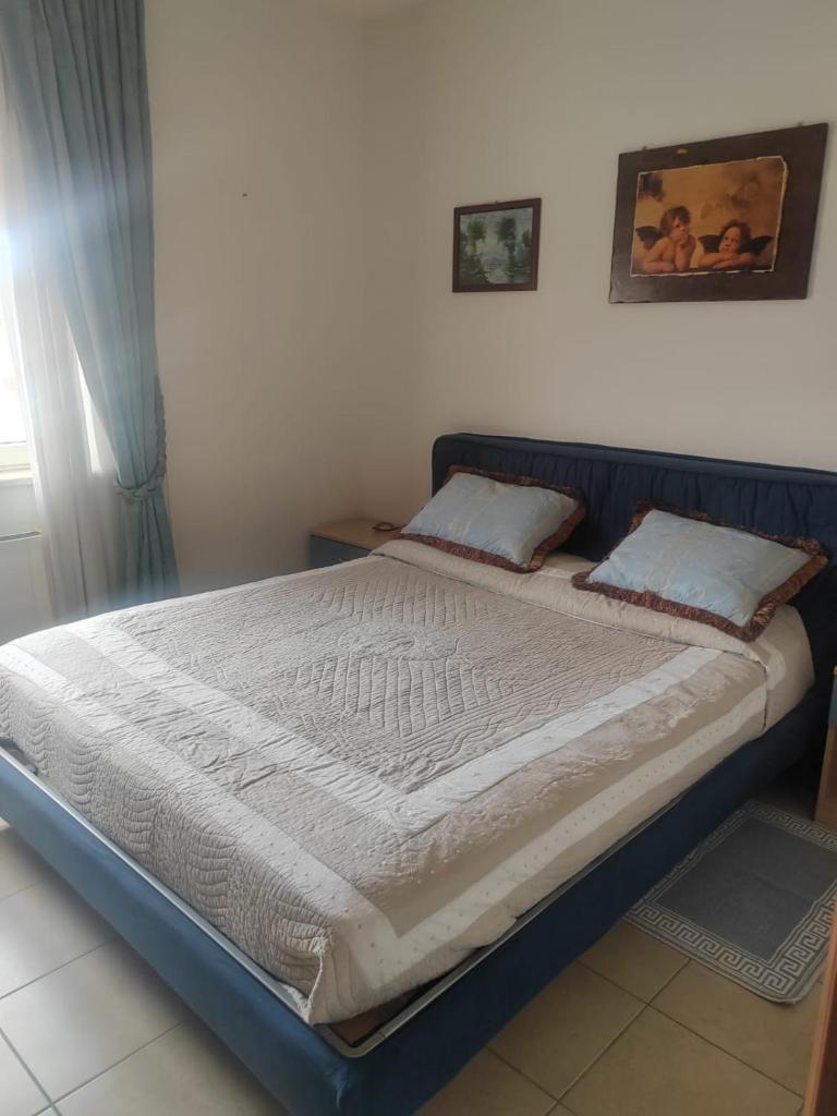 - un lit avec un cadre bleu dans une chambre dans l'établissement Villa Brenda, à Pizzo