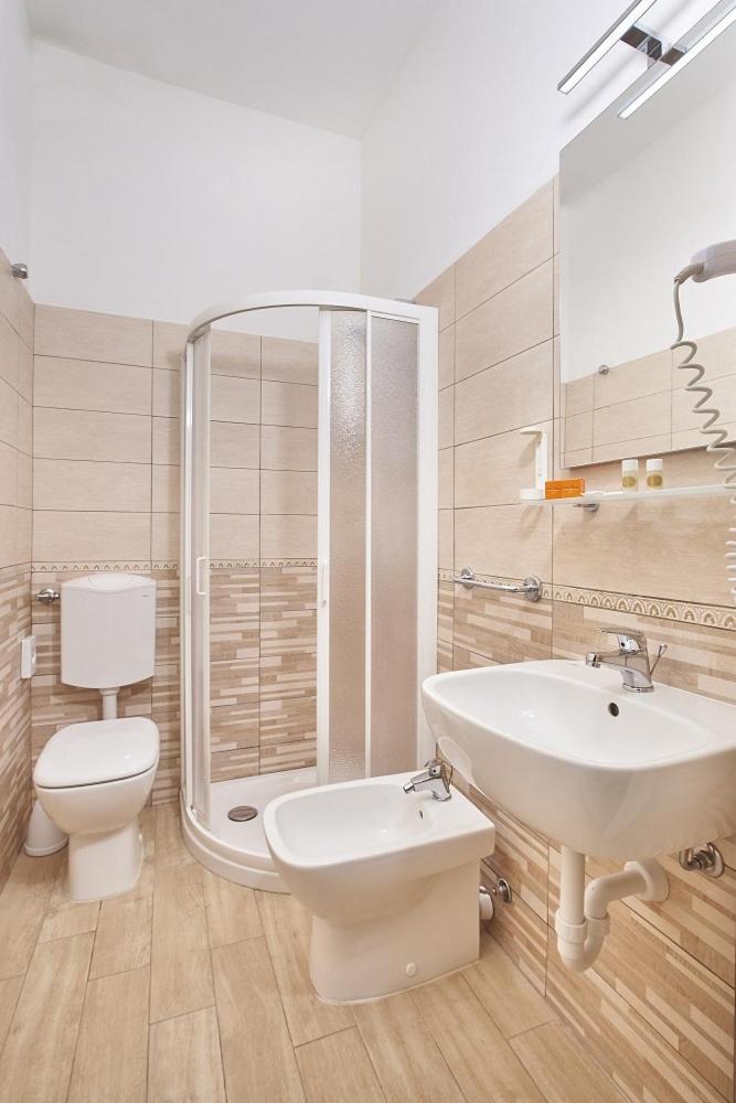 une salle de bain avec toilettes, lavabo et douche dans l'établissement Hotel Villa Rodriguez, à Capoliveri