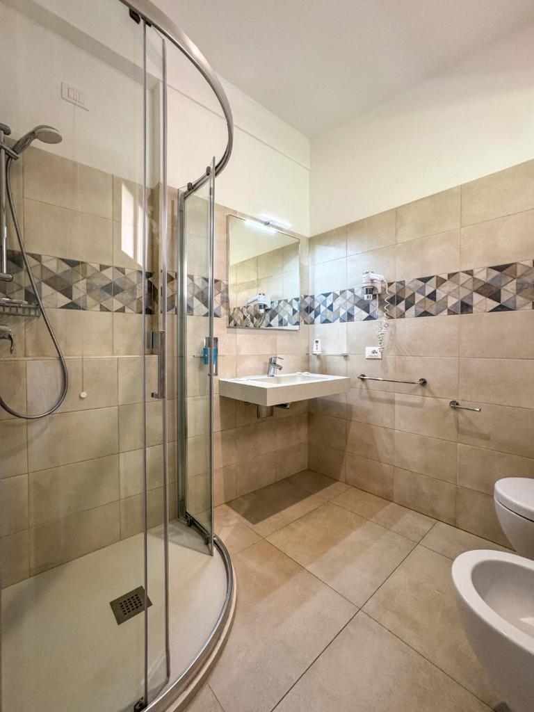 une salle de bain avec douche et lavabo dans l'établissement Hotel Villa Rodriguez, à Capoliveri 65 autres photos