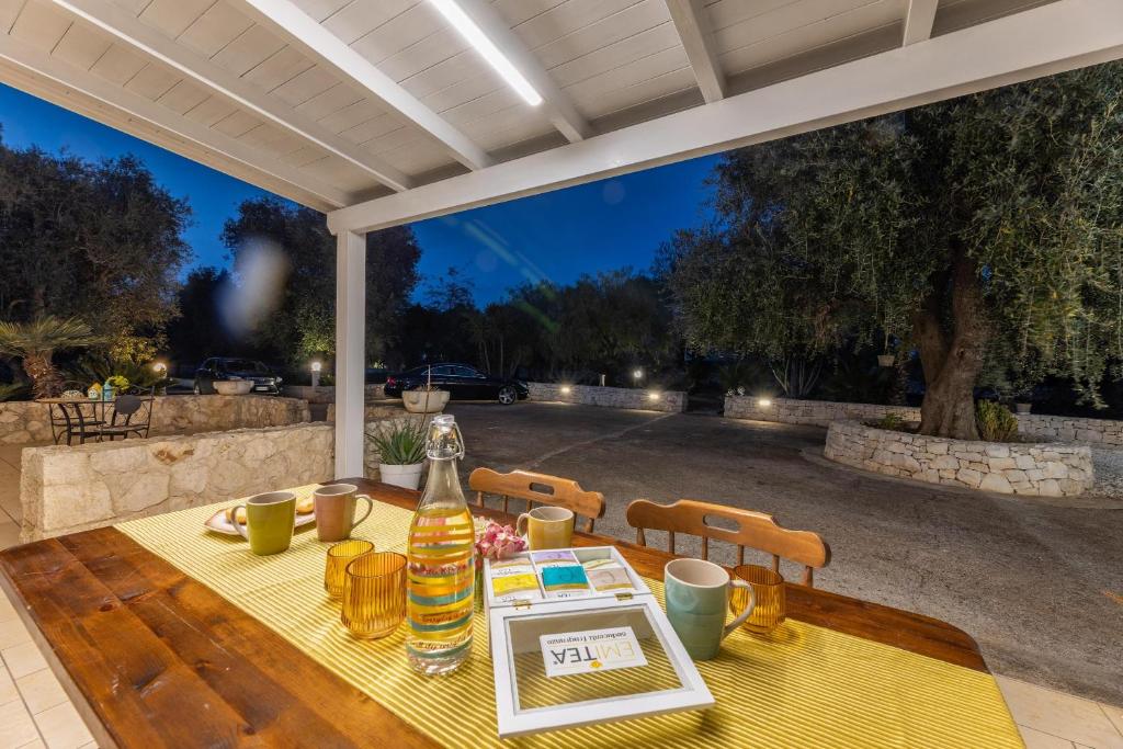 - une table avec une bouteille d'eau sur la terrasse dans l'établissement Villa Narkive, à Carovigno