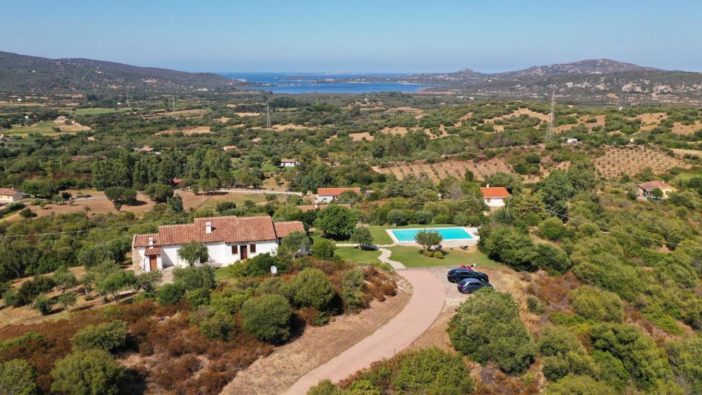 une vue aérienne d'une maison et d'une piscine dans l'établissement VILLA ALBA Esclusiva Villa con Piscina a Sfioro e Vista Mozzafiato sul Mare, à Cugnana