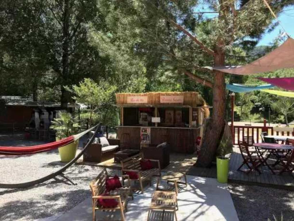 - un parc avec une aire de jeux avec une tente et un hamac dans l'établissement Camping 3 étoiles - Parc aquatique - eecfea, à Saint-Maime