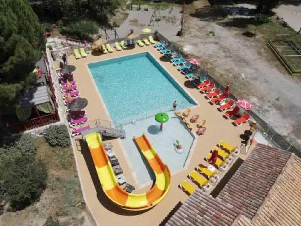 - une vue sur la grande piscine avec un groupe de personnes dans l'établissement Camping 3 étoiles - Parc aquatique - eecfea, à Saint-Maime 12 autres photos