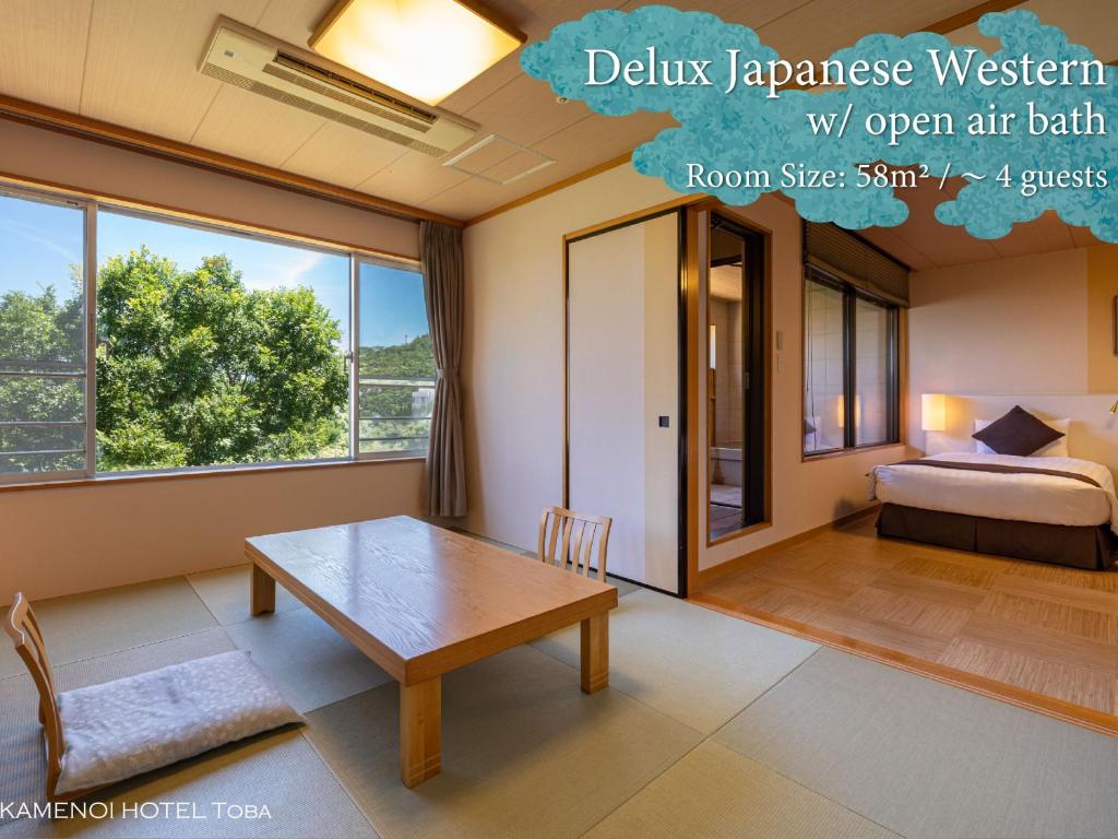 un salon avec une table et un lit dans l'établissement KAMENOI HOTEL Toba, à Toba