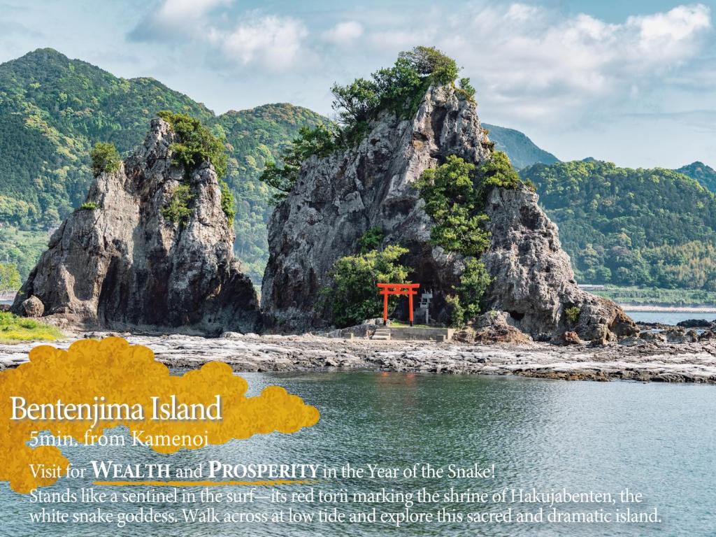 une montagne dans l'eau avec un torii rouge dans l'établissement KAMENOI HOTEL Nachi Katsuura Kumano Kodo, à Nachikatsuura