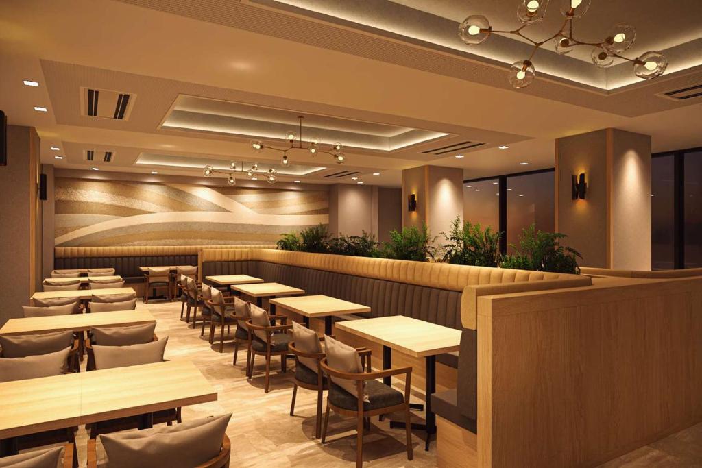 un restaurant avec des tables et des chaises et un bar dans l'établissement TAOYA Gero, à Gero