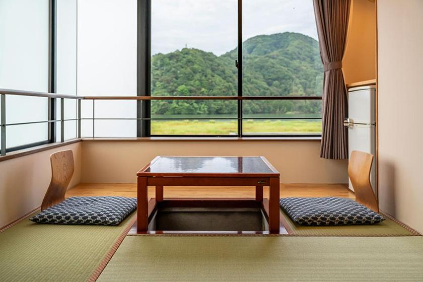 une pièce avec une table et deux chaises et une fenêtre dans l'établissement Ooedo Onsen Monogatari Premium Kinosaki, à Toyooka