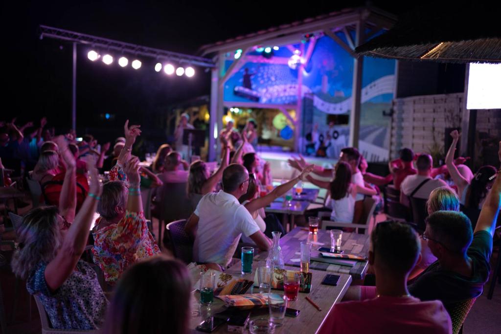 Un groupe de personnes assises aux tables d'une fête dans l'établissement La Vallée De Taradeau, à Taradeau 37 autres photos