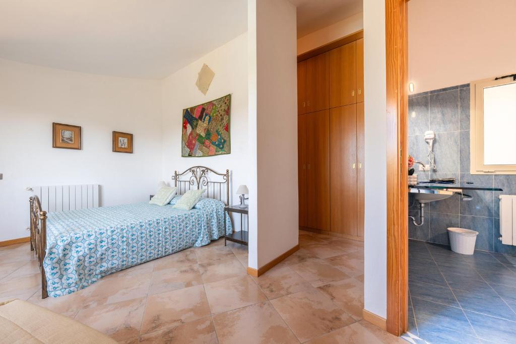 une chambre avec un lit et une cuisine dans l'établissement Villa Harmònia, à Villasimius