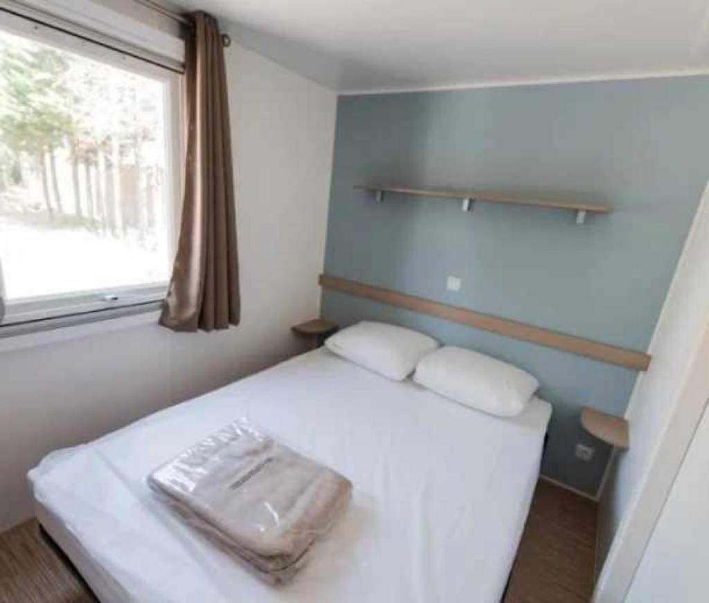 - une petite chambre avec un lit blanc et une fenêtre dans l'établissement Camping 3 étoiles - Piscine - eehfie, à Vic-la-Gardiole