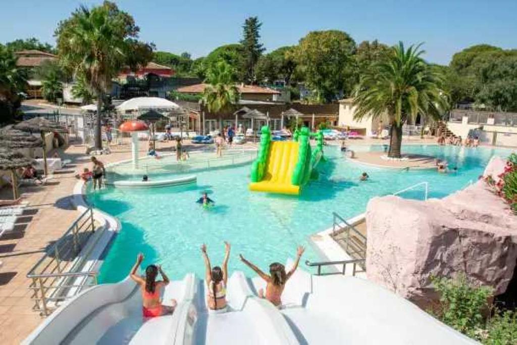 - un groupe de personnes dans une piscine d'un parc aquatique dans l'établissement Camping 3 étoiles - Parc aquatique - eecegi, à Fréjus
