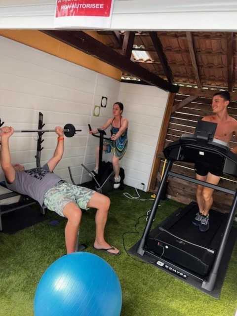 un groupe de personnes s'entraînant dans une salle de sport dans l'établissement Camping 3 étoiles - Piscine - eebic0, à Massillargues-Attuech