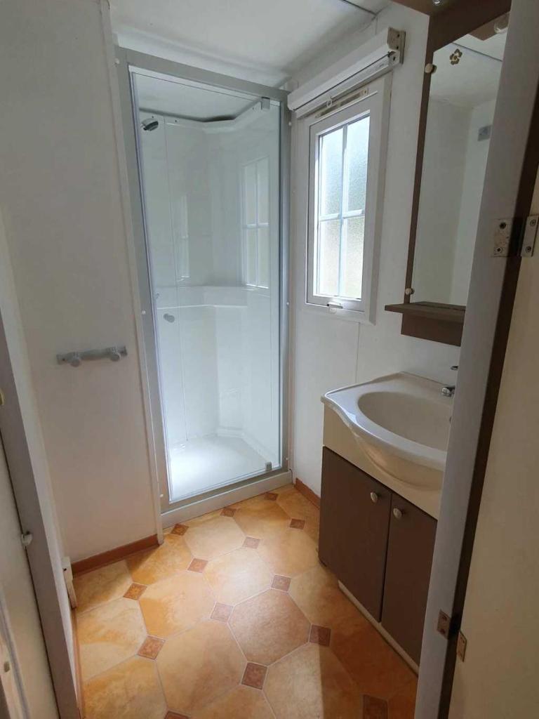une salle de bain blanche avec une douche et un lavabo dans l'établissement Camping 3 étoiles - Piscine - eeicbh, à Le Change