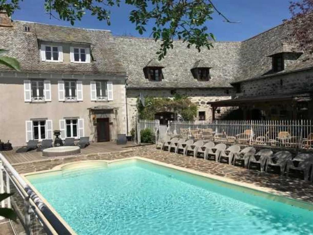 une piscine devant un immeuble dans l'établissement Camping 3 étoiles - Piscine - eehgge, à Banes