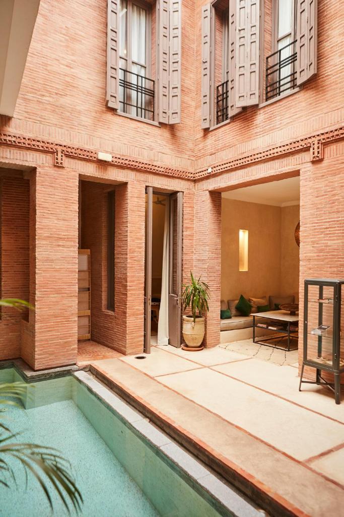 un immeuble avec une piscine devant un immeuble dans l'établissement Riad O, à Marrakech 37 autres photos
