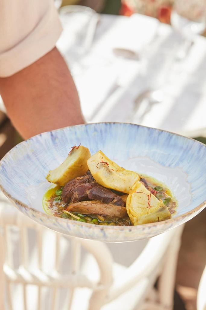 une assiette de nourriture avec de la viande et des bananes dans un bol dans l'établissement Riad O, à Marrakech