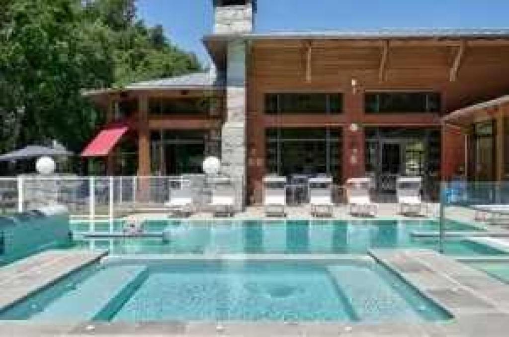 une grande piscine devant un immeuble dans l'établissement Chalet 4 étoiles - Piscine - ef0ccc, à Albi 8 autres photos