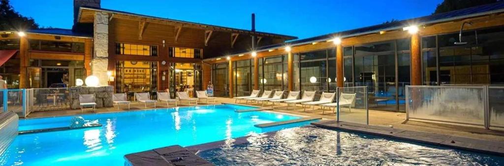 une grande piscine devant un immeuble dans l'établissement Chalet 4 étoiles - Piscine - ef0ccc, à Albi