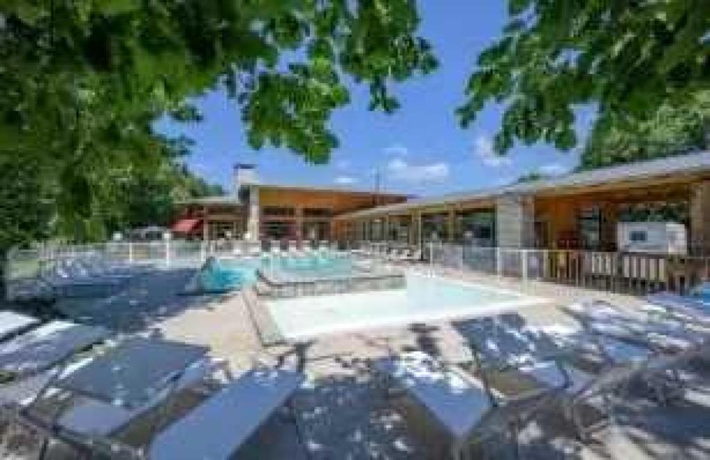 une piscine devant un immeuble dans l'établissement Chalet 4 étoiles - Piscine - ef0ccd, à Albi