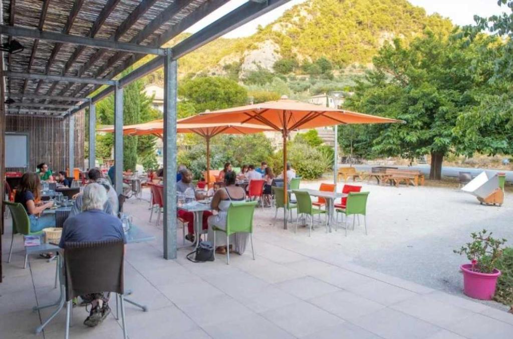 Photo de la galerie de l'établissement Camping 3 étoiles - Piscine - cbgcaia, à Buis-les-Baronnies 2 autres photos