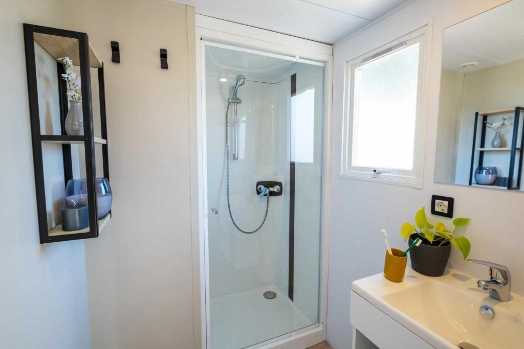une salle de bain avec douche et lavabo dans l'établissement Camping 4 étoiles - Parc aquatique - ef0bdc, à Martigues