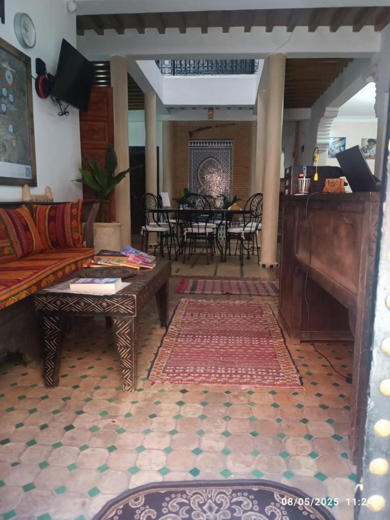 un salon avec un canapé et une table dans l'établissement Riad ouhmidi, à Marrakech 37 autres photos