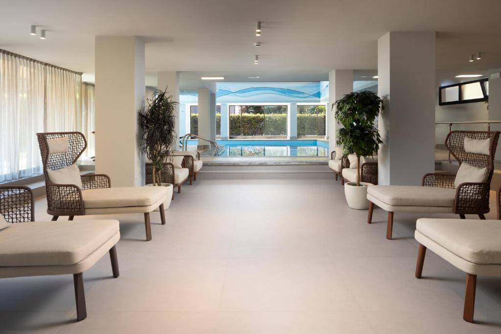 une salle d'attente dans un hôpital avec des chaises et une salle d'attente dans l'établissement Hotel Du Lac et Bellevue, à Bardolino