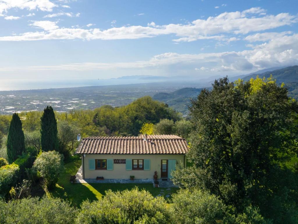 une petite maison sur une colline avec des arbres dans l'établissement Villa Monica by Interhome, à Mommio