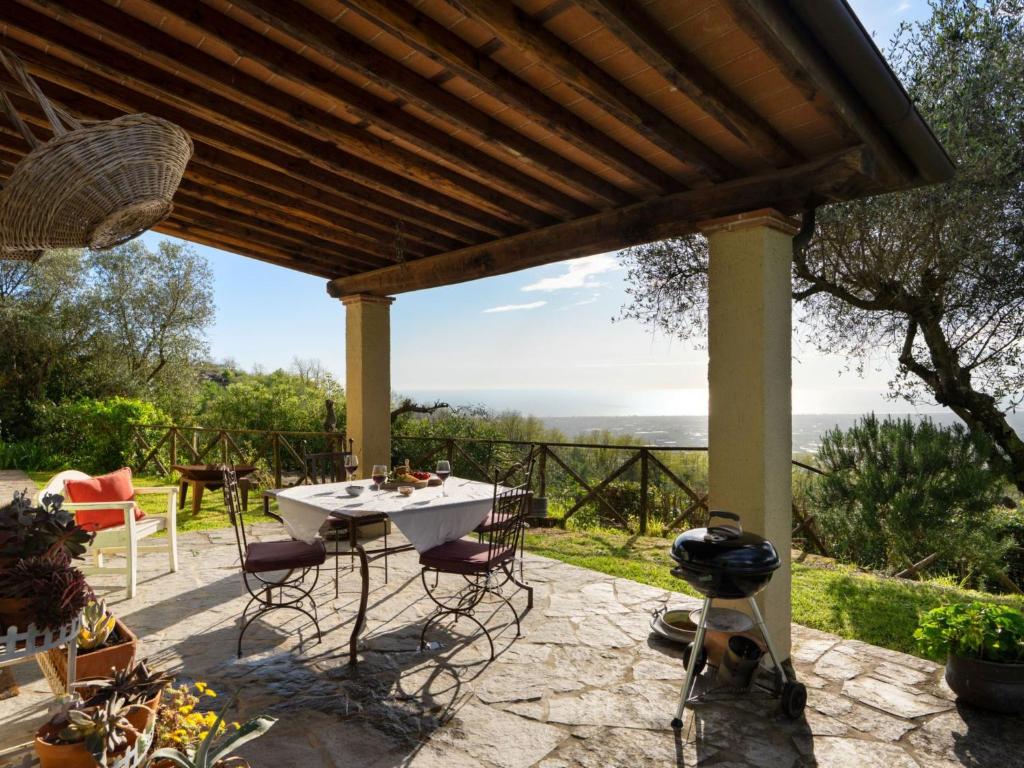 un patio avec une table et des chaises sous une pergola en bois dans l'établissement Villa Monica by Interhome, à Mommio