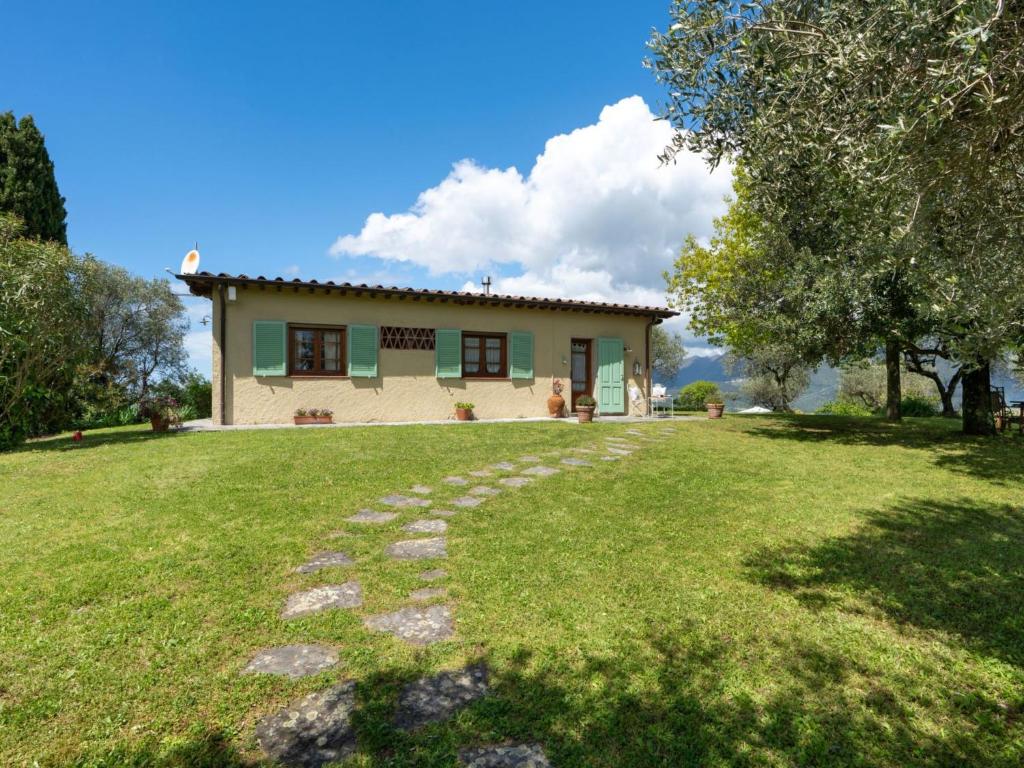 une maison avec une cour d'herbe devant elle dans l'établissement Villa Monica by Interhome, à Mommio