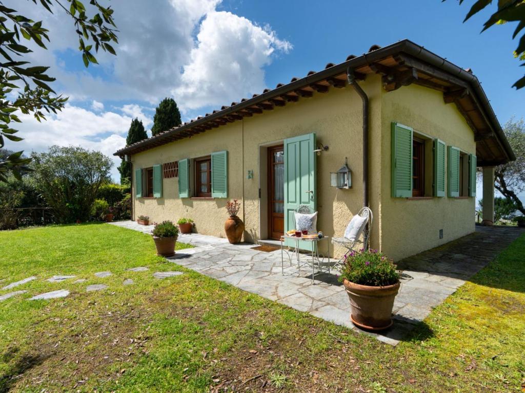 Cette petite maison dispose d'une terrasse. dans l'établissement Villa Monica by Interhome, à Mommio 22 autres photos