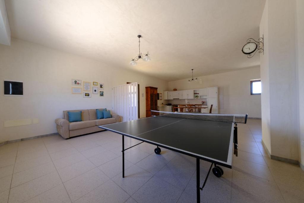 un salon avec une table de ping-pong dans l'établissement Tenuta con due abitazioni indipendenti, à Martina Franca