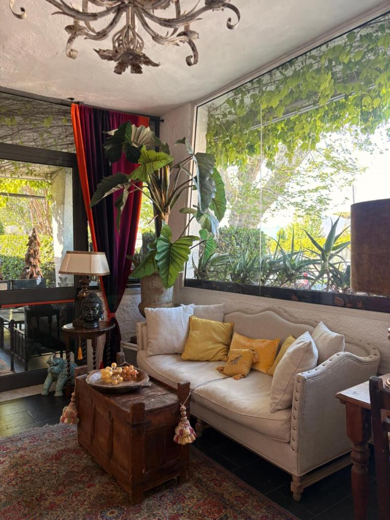 un salon avec un canapé et une grande fenêtre dans l'établissement Hotel Atlantic, à Marina di Carrara