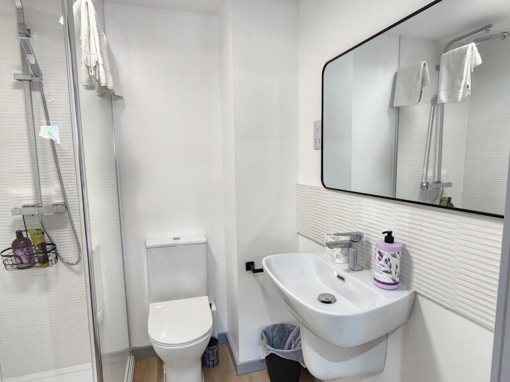 Modern 2-Bed Apartment, Sleeps 5, Free Parking, Netflix, New built 8