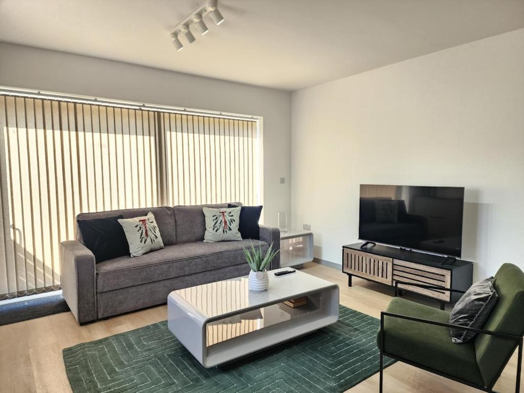 Luxury 2-Bed Apartment with AC, Sleeps 6, Private Garden, Free Parking, Netflix 1