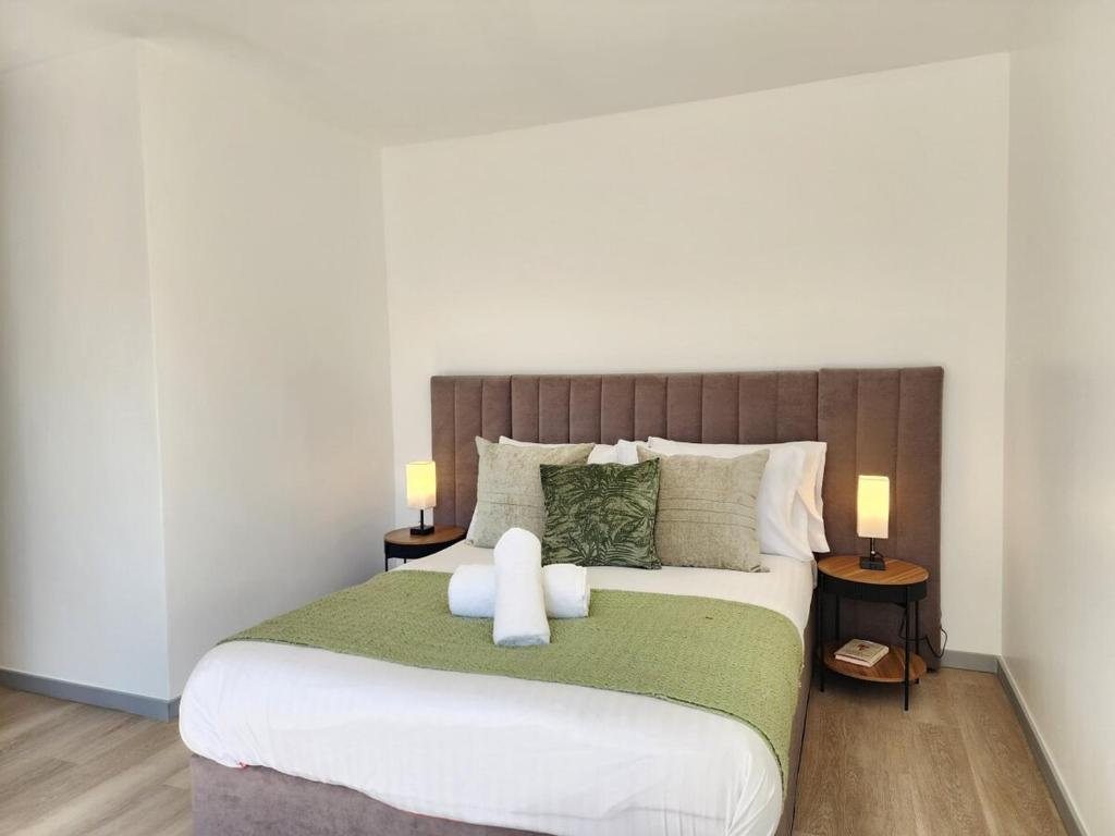 Luxury 2-Bed Apartment with AC, Sleeps 6, Private Garden, Free Parking, Netflix 7