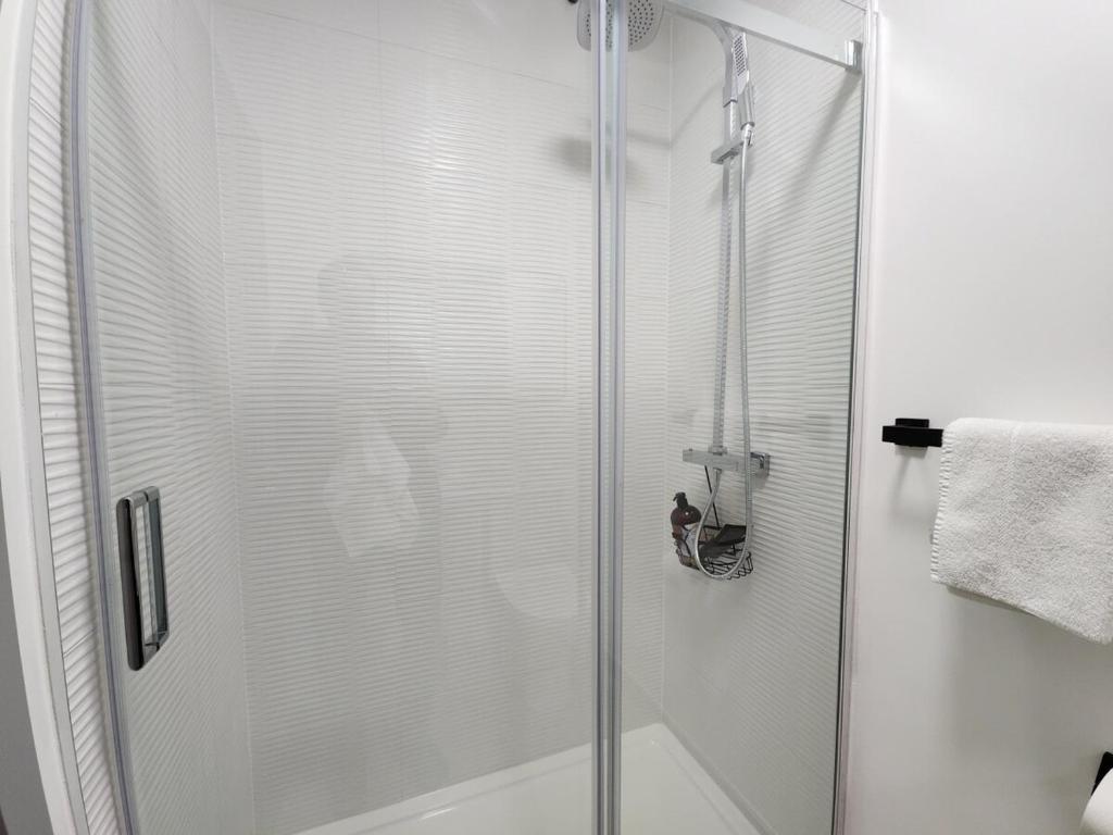 Luxury 2-Bed Apartment with AC, Sleeps 6, Private Garden, Free Parking, Netflix 3