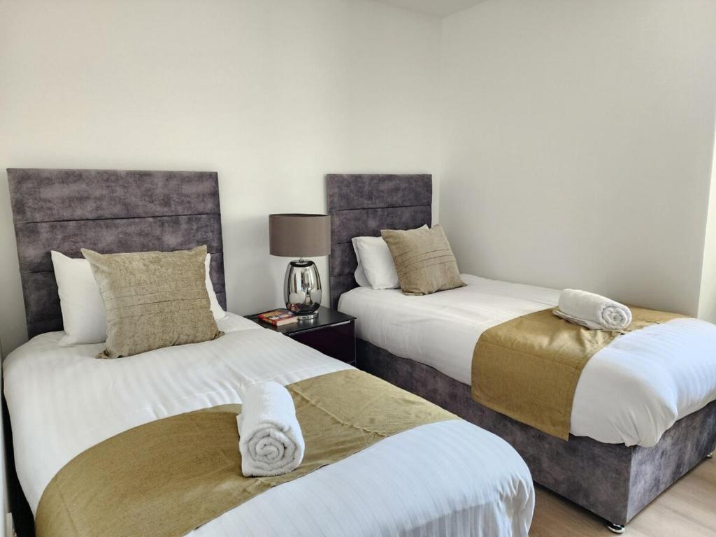 Luxury 2-Bed Apartment with AC, Sleeps 6, Private Garden, Free Parking, Netflix 2